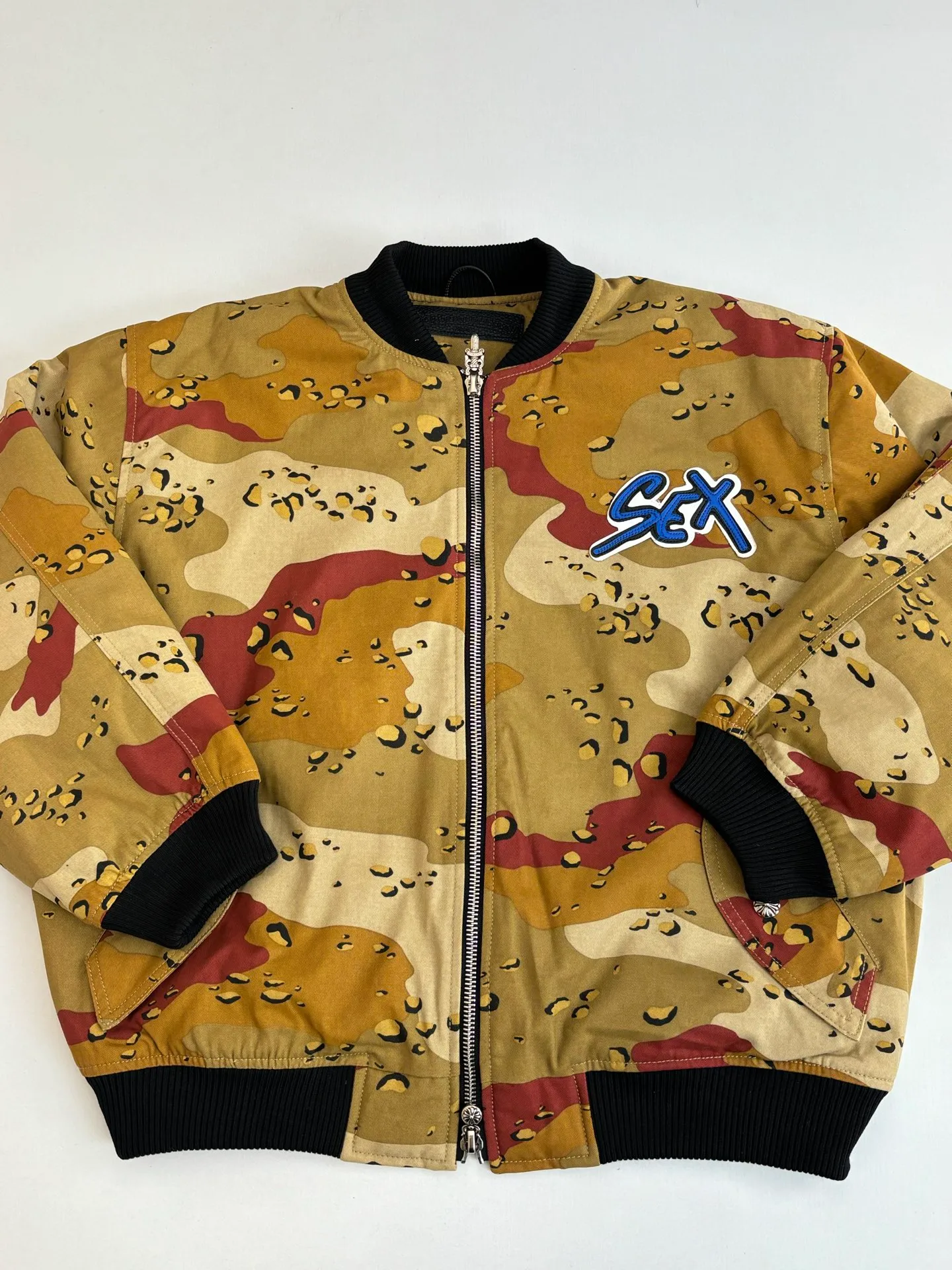 P1010 Chrome Heat*/CH Chrome Heat Camouflage Flight Jacket Cotton Jacket was purchased and developed by a Los Angeles agent for US$5,600. This model is made of custom-made military canvas fabric and is reproduced 1:1 according to the original model, with a piece of cloth printed camouflage pattern. The customization period for the chest sex pattern stamp is 20 days, the minimum order is 1800 pieces, and the color plate is matched. The hardware buckles are all made of electroplated 925 silver material, the weight is perfectly restored, and they are aged and oxidized to black. The back printing uses positioning screen glue printing, and the sleeve pockets are also positioned and opened by a template machine.  Size: M/L/XL/XXL